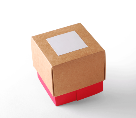 Originelle Geschenkschachtel in Form eines Schmuckkästchens mit drei Ebenen.