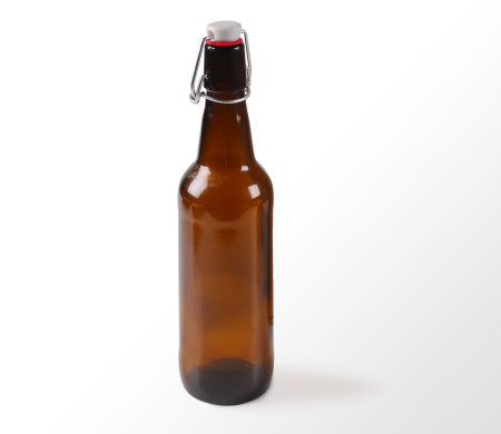Bierflasche, zum Abfüllen von Bier mit Verpackungs-karton und Etike
