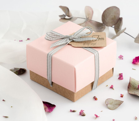 Schöne Geschenkbox mit Deckel und Schleife
