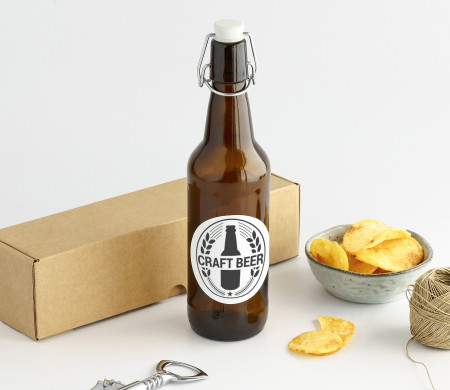 Bierflasche, zum Abfüllen von Bier mit Verpackungs-karton und Etike