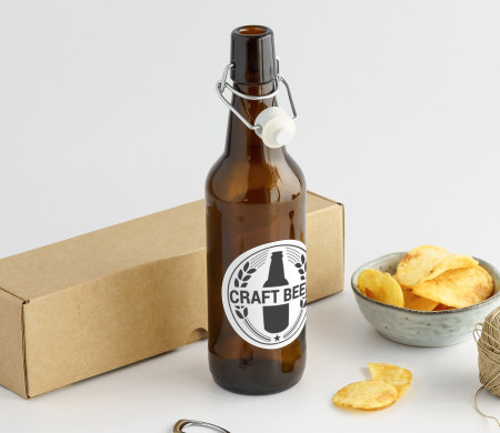 Bierflasche, zum Abfüllen von Bier mit Verpackungs-karton und Etike