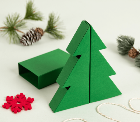 Geschenkschachtel für Weihnachten in Form eines Baumes