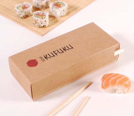 Kartonschachtel für Sushi mit Rille für Stäbchen.