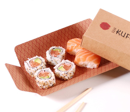Kartonschachtel für Sushi mit Rille für Stäbchen.