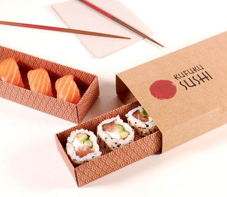 Längliche Kartonschachtel für Sushi mit Banderole.