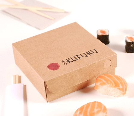 Quadratische Schachtel mit Deckel für Sushi-Mix.