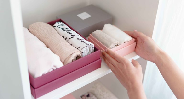 Tipps für die Aufbewahrung von Kleidung in Kartonschachteln