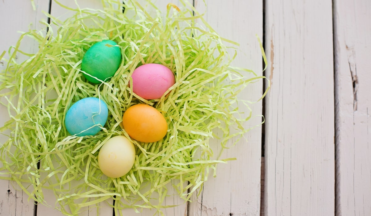 - Gekochte Eier für Ostern dekorieren