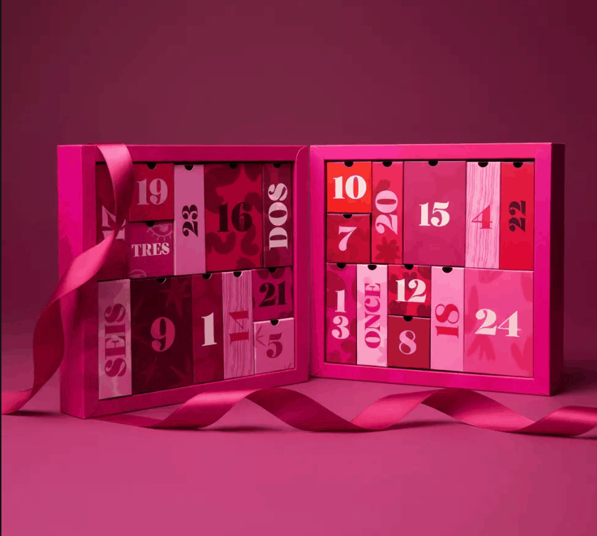 Personalisierter Adventskalender für Perfume's Club mit mehreren Fächern für Beauty-Produkte, hergestellt von Selfpackaging.