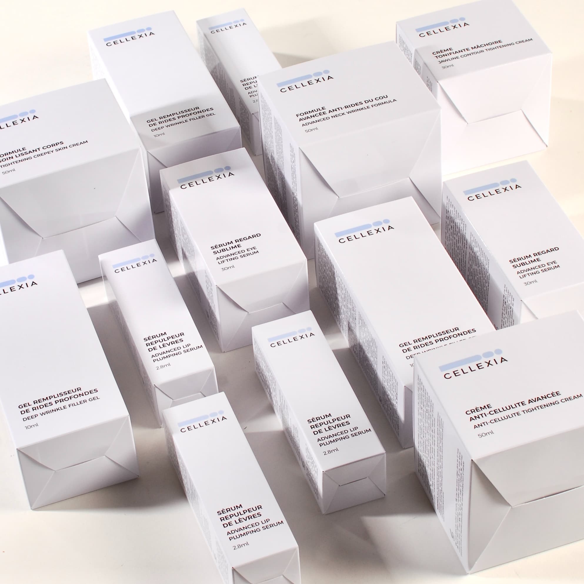 Ausstellung von maßgeschneiderten Kosmetikschachteln bei Cellexia mit Premium-Strukturen und luxuriösen Veredelungen für Hautpflegeprodukte.