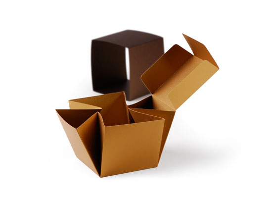 Quadratische Geschenkschachtel mit Banderole