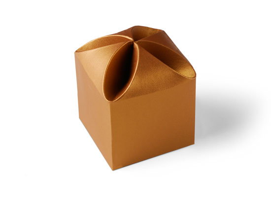 Geschenkschachtel mit Blumenverschluss