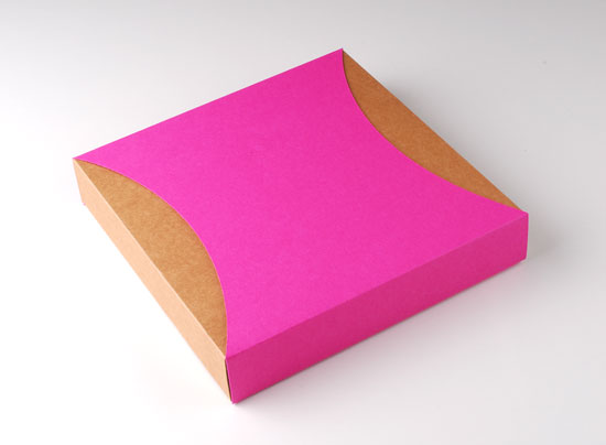 Quadratische Geschenkschachtel mit Banderole