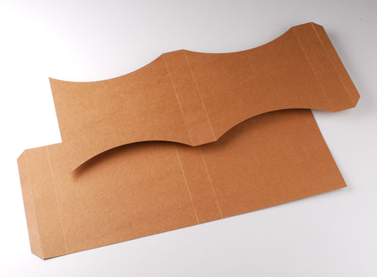 Quadratische Geschenkschachtel mit Banderole