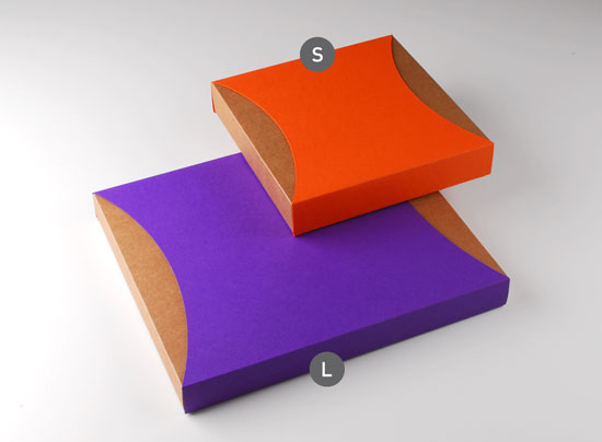 Quadratische Geschenkschachtel mit Banderole